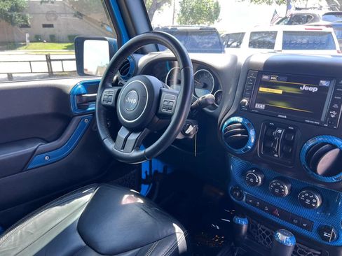 Used 2017 Jeep Wrangler Unlimited Sahara w/ Connectivity Group AWD/4WD image 32