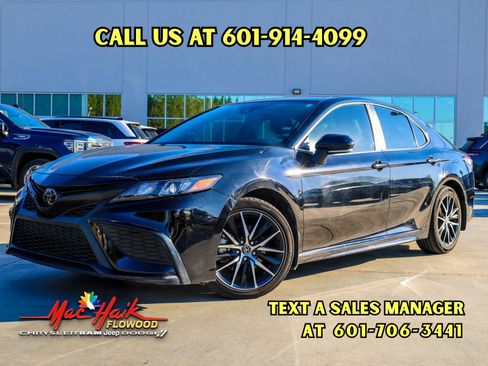 Used 2024 Toyota Camry SE image 1