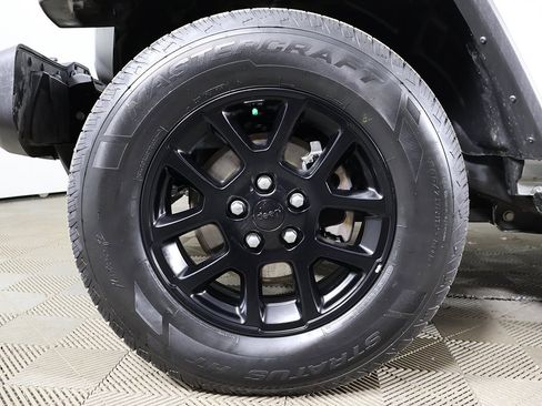 Used 2023 Jeep Gladiator Overland image 15