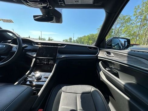Used 2023 Jeep Grand Cherokee Overland AWD/4WD image 29