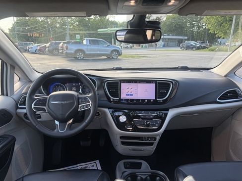 Used 2024 Chrysler Pacifica Touring-L FWD image 22
