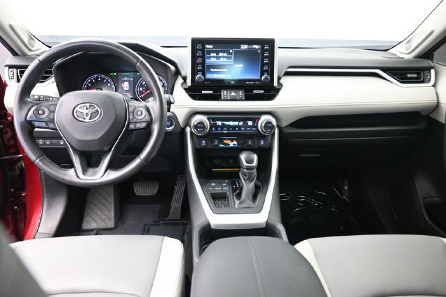 Used 2020 Toyota RAV4 XLE Premium FWD image 14