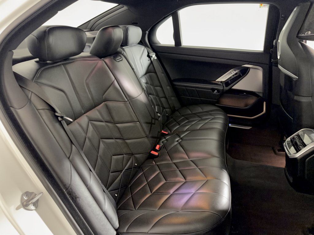 Certified 2023 BMW 760i xDrive AWD/4WD image 29