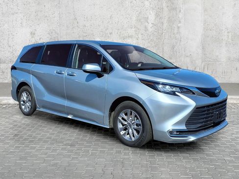 Used 2022 Toyota Sienna XLE image 2