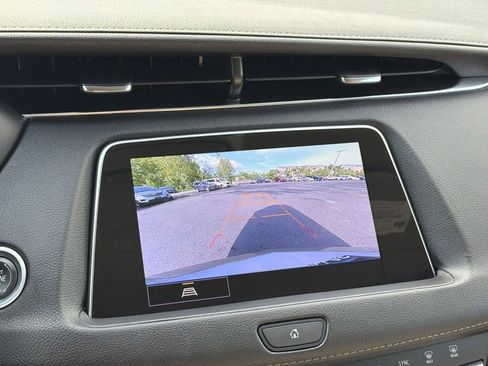 Certified 2022 Cadillac XT4 Luxury w/ Driver Awareness Package FWD image 8