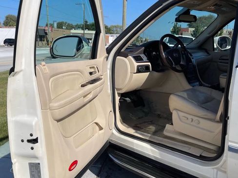 Used 2007 Cadillac Escalade AWD w/ Information Package image 11
