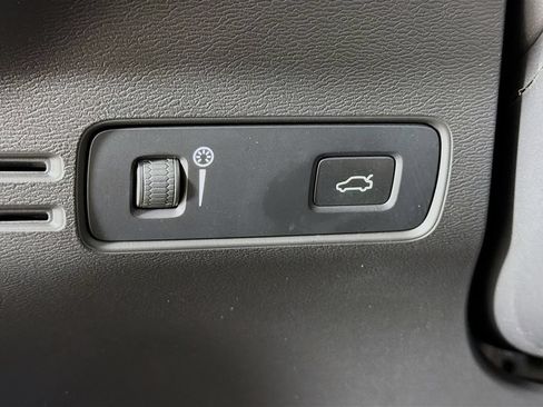 Used 2022 Volvo XC40 P8 Recharge Plus AWD/4WD image 10