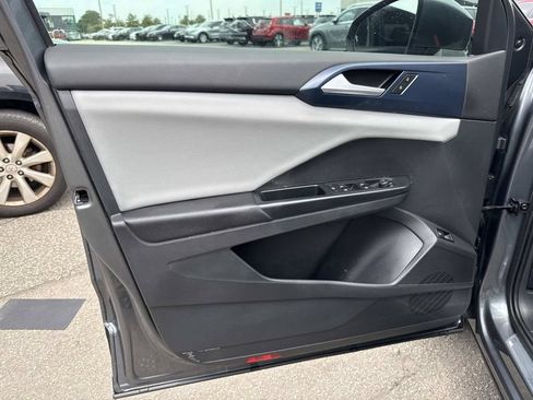Used 2022 Volkswagen Taos SE w/ Panoramic Sunroof Package FWD image 19