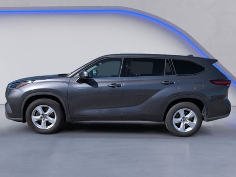 Used 2021 Toyota Highlander LE image 5