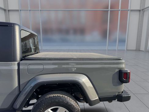 Used 2022 Jeep Gladiator Sport AWD/4WD image 13