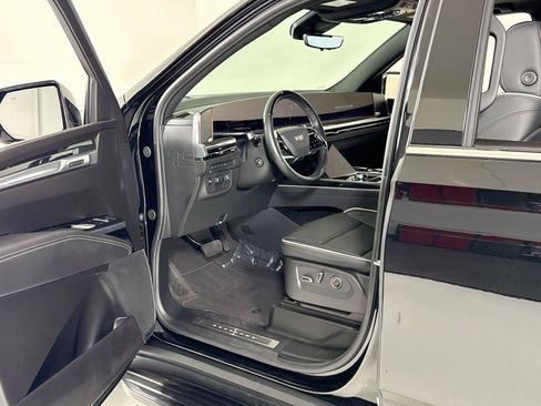 Used 2025 Cadillac Escalade ESV Premium Luxury AWD/4WD image 12