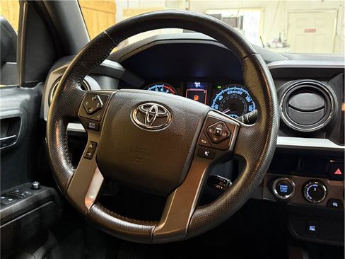 Used 2017 Toyota Tacoma TRD Off-Road AWD/4WD image 25