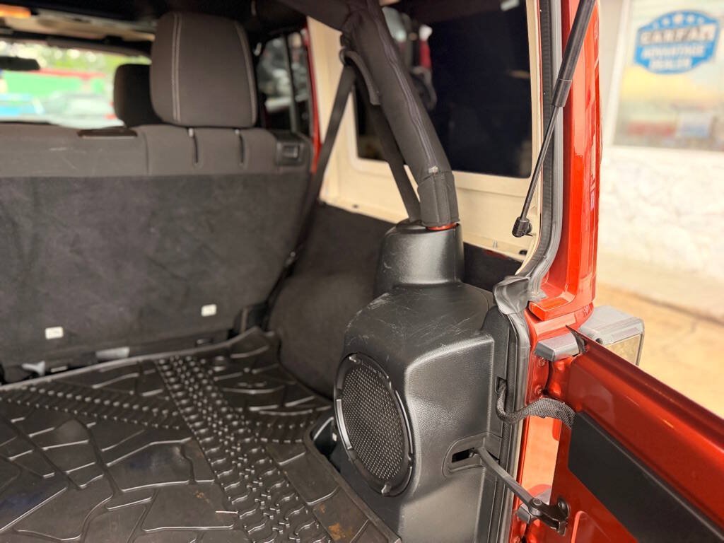 Used 2014 Jeep Wrangler Unlimited Sahara w/ Connectivity Group AWD/4WD image 25