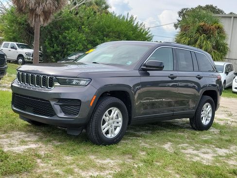 Used 2024 Jeep Grand Cherokee Laredo RWD image 2