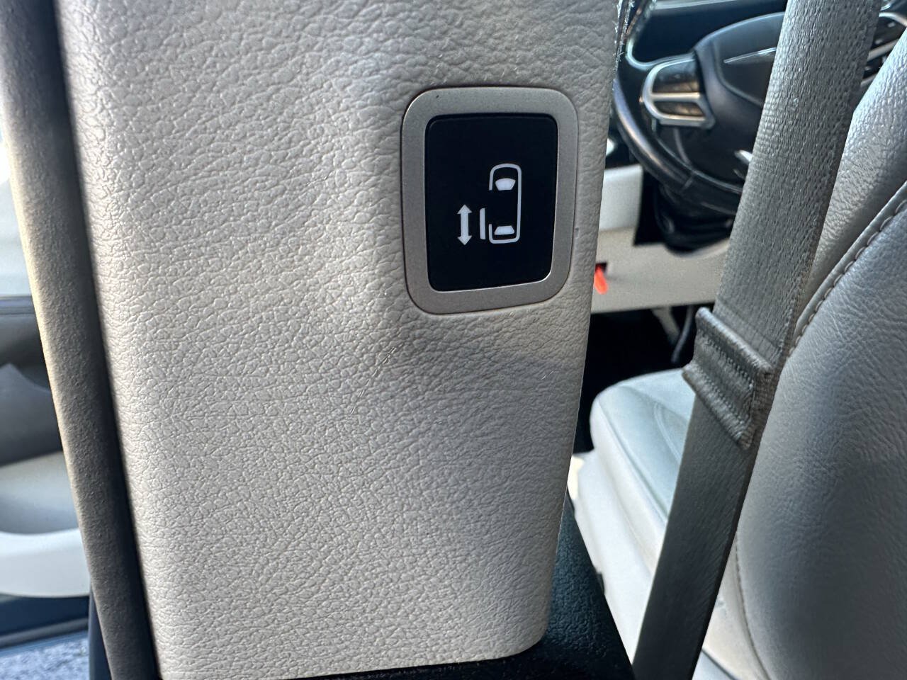 Used 2021 Chrysler Pacifica Touring-L FWD image 16