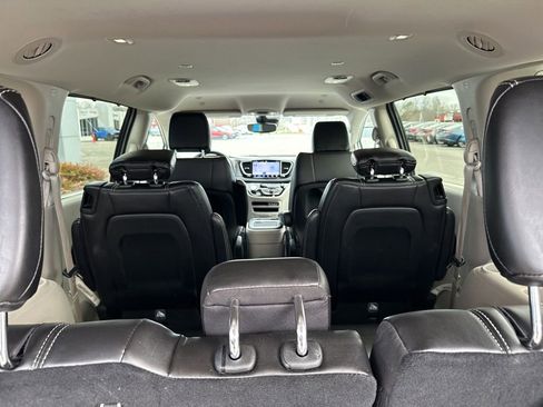 Used 2024 Chrysler Pacifica Touring-L image 11