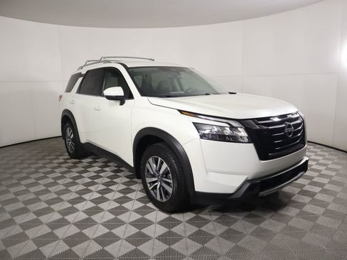 Used 2024 Nissan Pathfinder SL w/ Black Appearance Package image 3