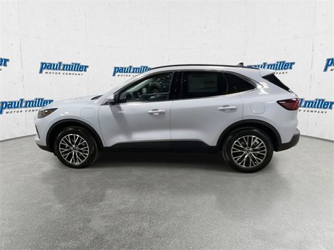 Used 2025 Ford Escape SE w/ PHEV Premium Package image 6
