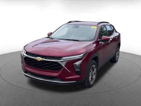 Used 2025 Chevrolet Trax LT FWD image 4