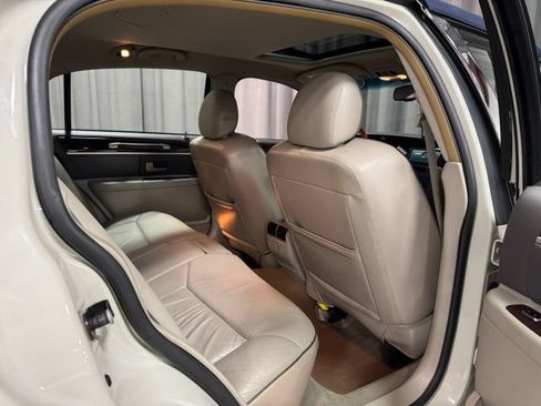 Used 2006 Lincoln Town Car Designer Series RWD image 10
