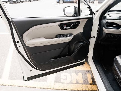 Used 2025 Subaru Forester Limited image 19