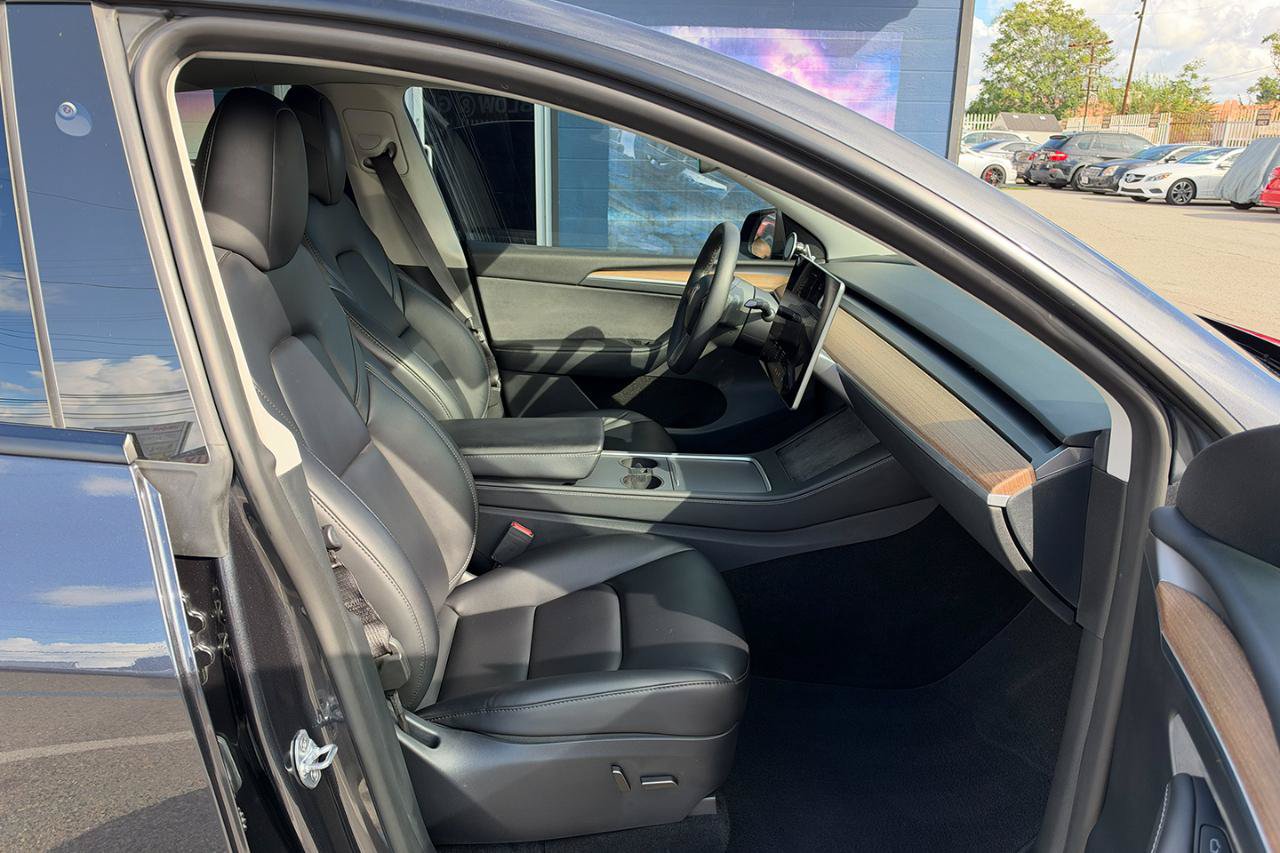 Used 2024 Tesla Model Y Long Range AWD/4WD image 18