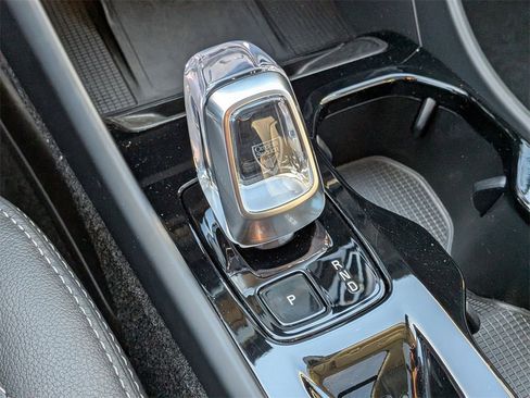 Used 2025 Volvo XC40 B5 Plus image 17