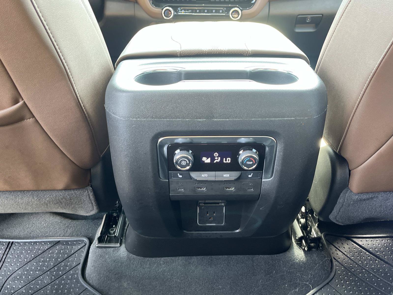 Used 2025 Chevrolet Tahoe High Country AWD/4WD image 17