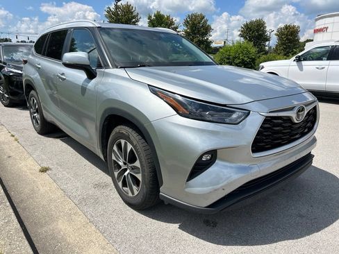 Used 2024 Toyota Highlander XLE FWD image 2