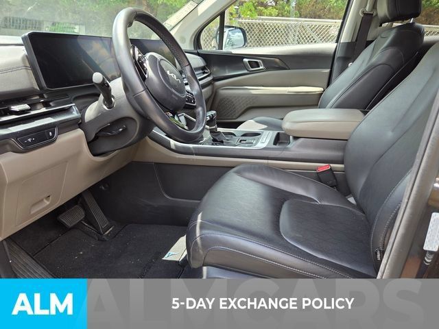 Used 2025 Kia Carnival FWD image 3