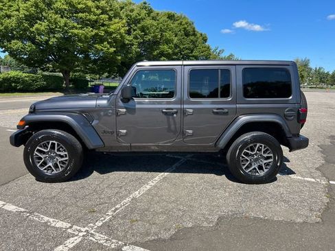 Used 2025 Jeep Wrangler Unlimited Sahara AWD/4WD image 6