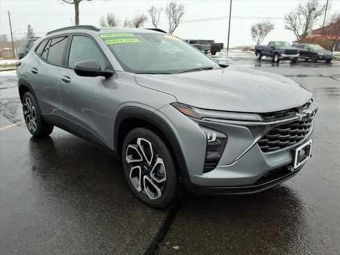 Used 2025 Chevrolet Trax RS image 3