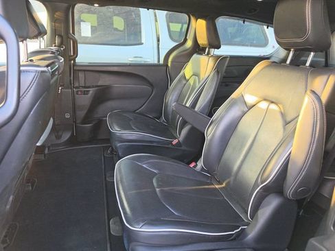 Used 2022 Chrysler Pacifica Limited w/ Uconnect Theater Family Group FWD image 12
