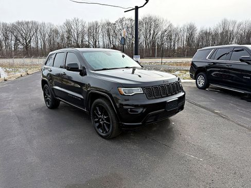 Used 2018 Jeep Grand Cherokee Altitude image 3