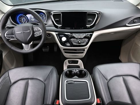 Used 2024 Chrysler Pacifica Touring-L image 14