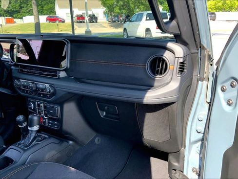 Used 2024 Jeep Gladiator Mojave w/ Technology Group AWD/4WD image 17