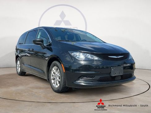 Used 2023 Chrysler Voyager LX FWD image 1