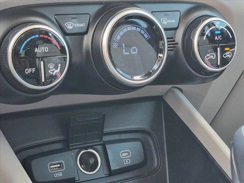 Used 2023 Hyundai Venue SEL FWD image 9