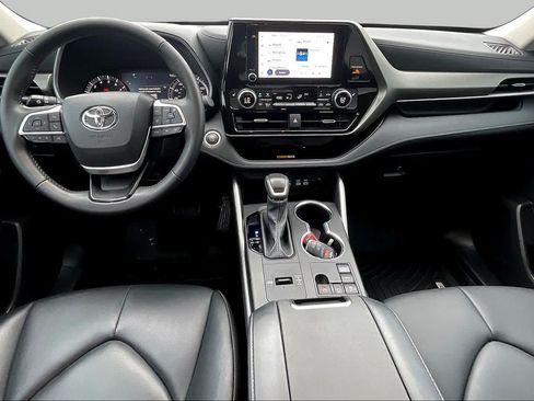 Used 2024 Toyota Highlander XLE FWD image 16
