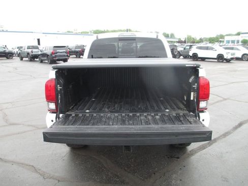 Used 2019 Toyota Tacoma TRD Off-Road AWD/4WD image 8