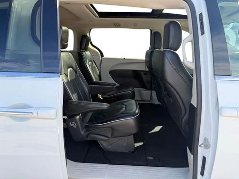 Used 2022 Chrysler Pacifica Limited image 32