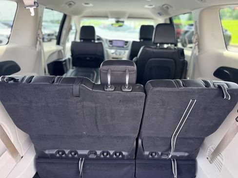 Used 2023 Chrysler Pacifica Touring-L FWD image 9