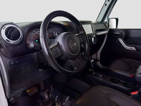 Used 2015 Jeep Wrangler Unlimited Rubicon w/ Connectivity Group AWD/4WD image 9
