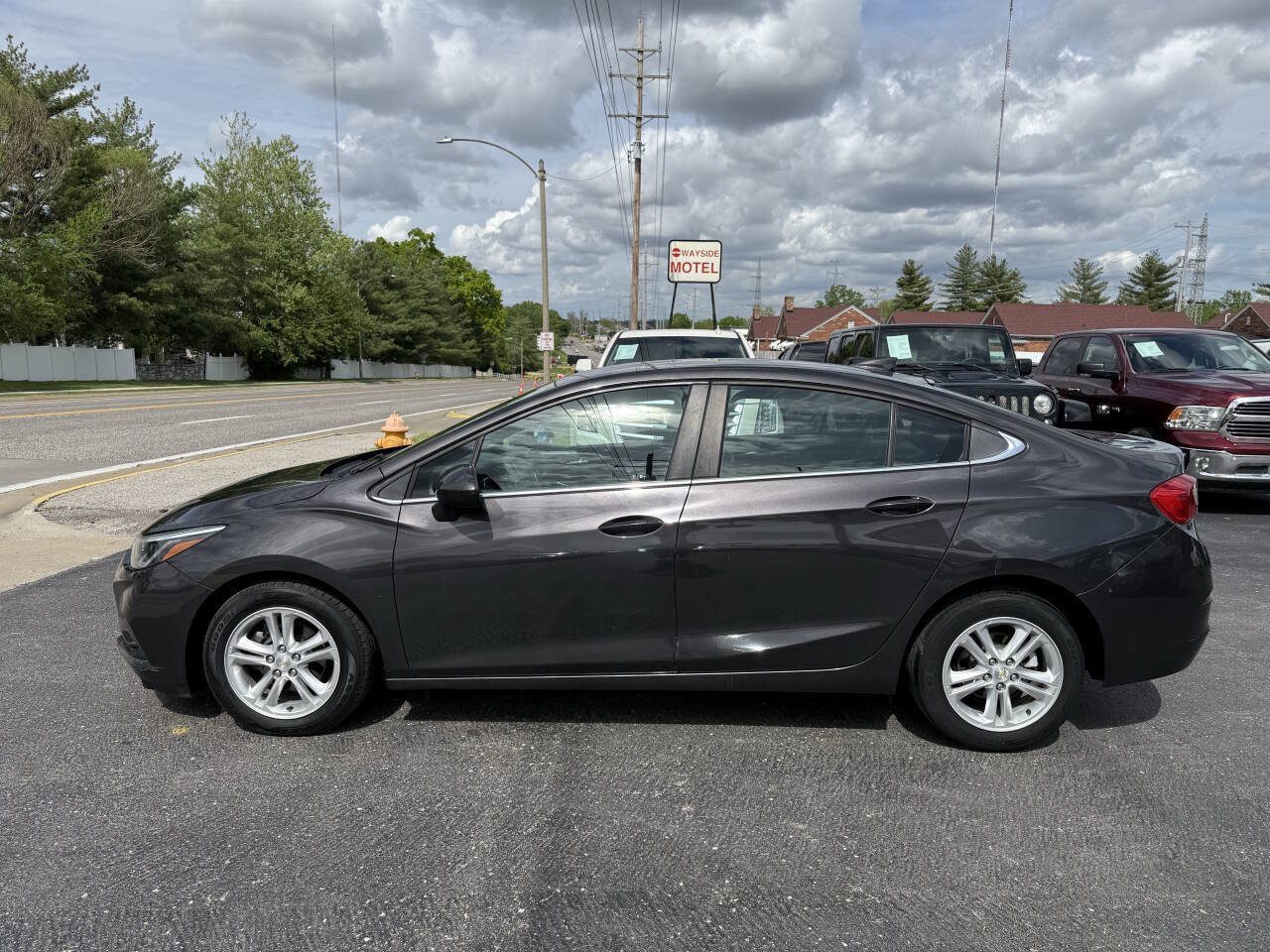 Used 2017 Chevrolet Cruze LT FWD image 4