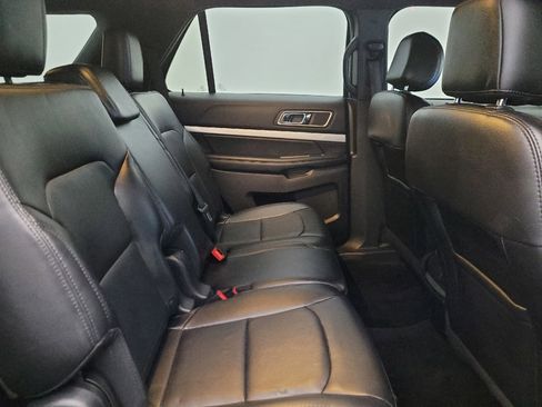 Used 2017 Ford Explorer XLT w/ Equipment Group 202A AWD/4WD image 19