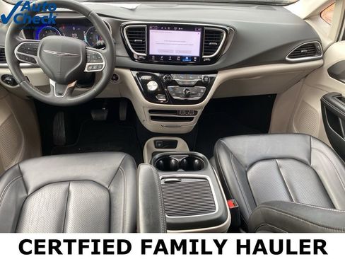 Used 2024 Chrysler Pacifica Touring-L image 21