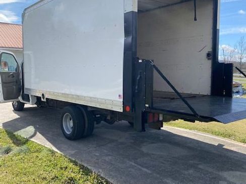 Used 2018 Chevrolet Express 3500 w/ Driver Convenience Package image 9