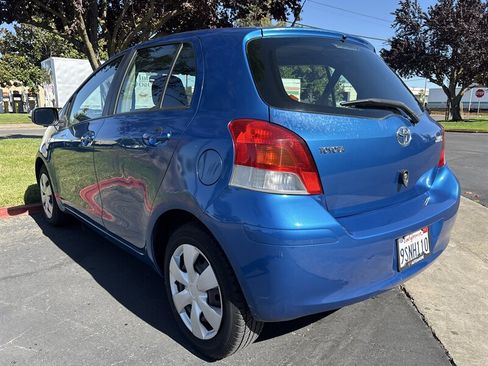 Used 2010 Toyota Yaris 4-Door Hatchback FWD image 7