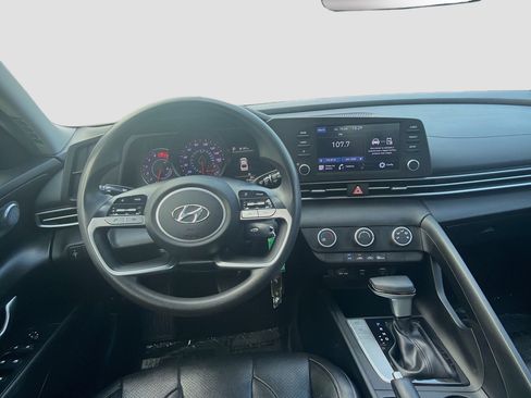 Used 2021 Hyundai Elantra SE FWD image 18