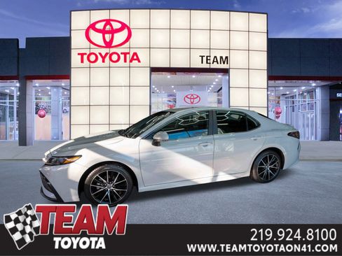 Used 2024 Toyota Camry SE image 1